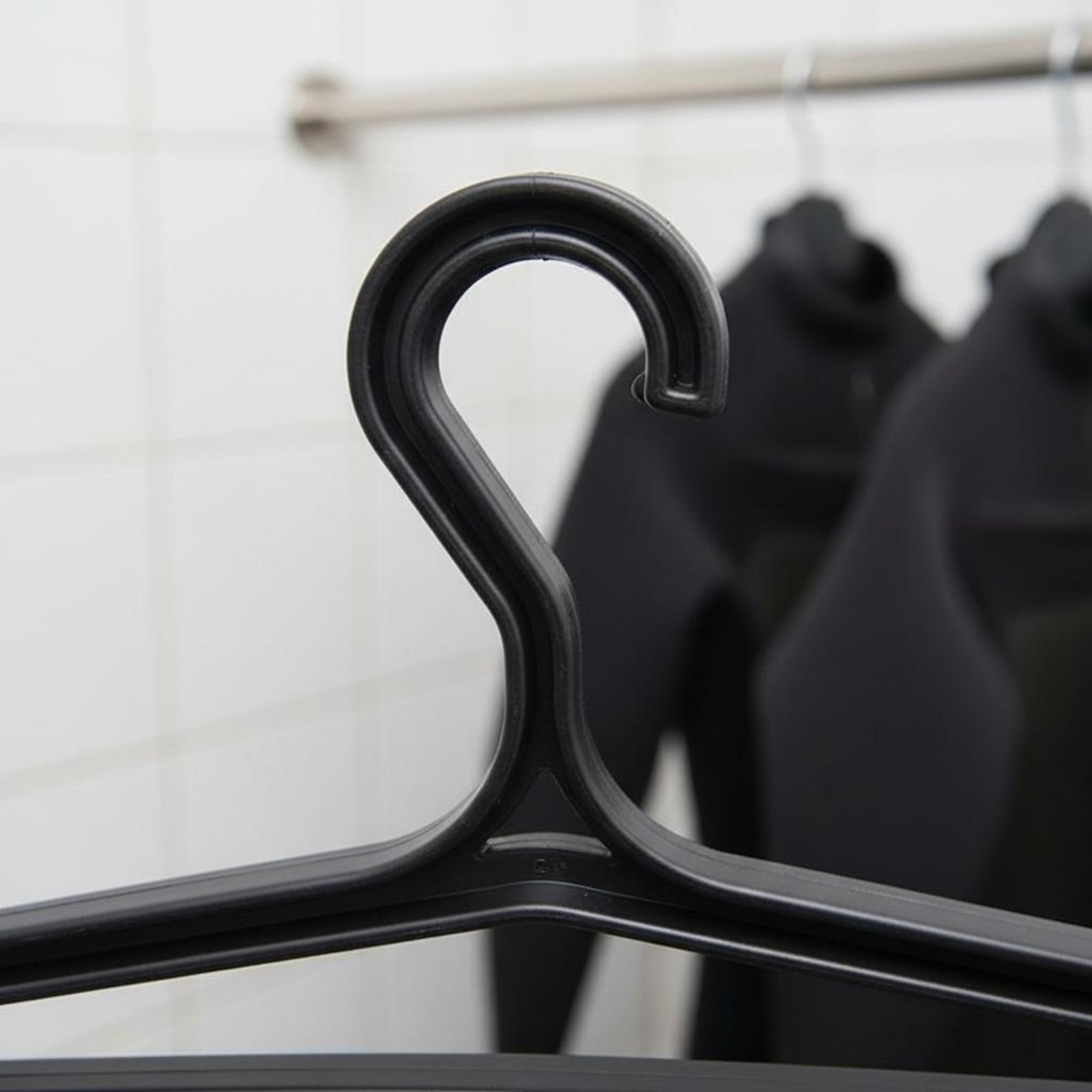 ウェットスーツハンガー 長持ちするダイビングスーツハンガー  - Sports Equipment Drying Rack のレビューと価格